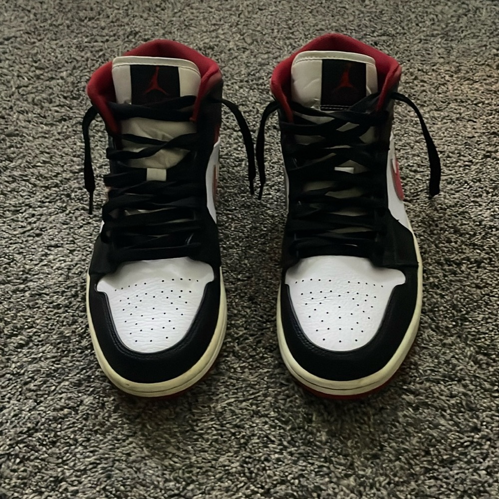 Jordan 1 mid black gym red size 9.5 men